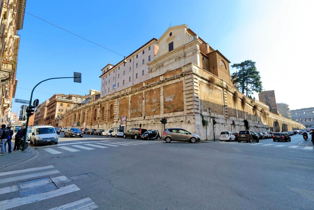 Cozy Apartment Fabia 300 Mt From Colosseum מראה חיצוני תמונה